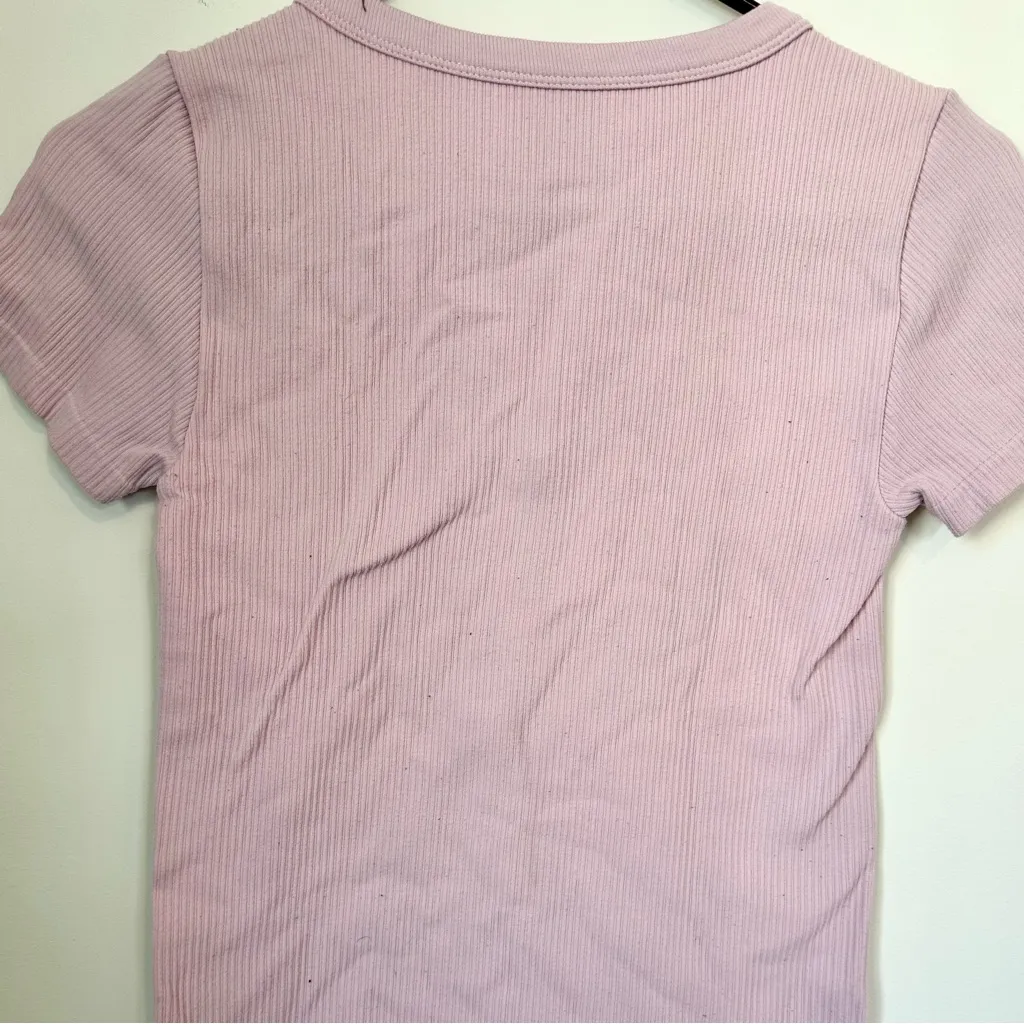No Boundaries Light Pink Ribbed V-Neck Baby Tee - Size: Medium - Image 3