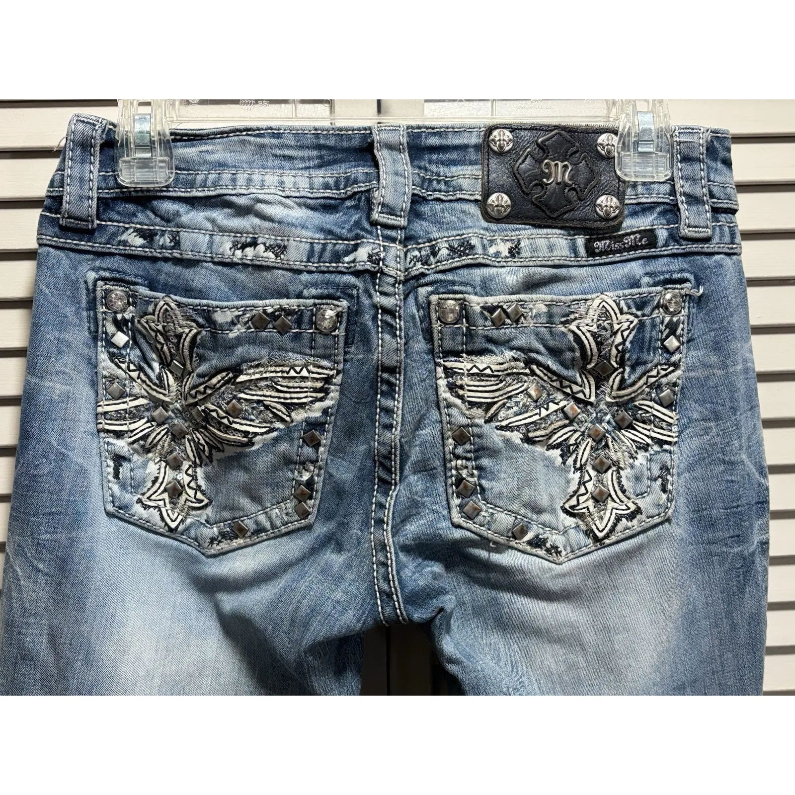 Miss Me Skinny Jeans Embroidered/Gem Light Wash Logo Size 28 Low Rise Boho - Image 3