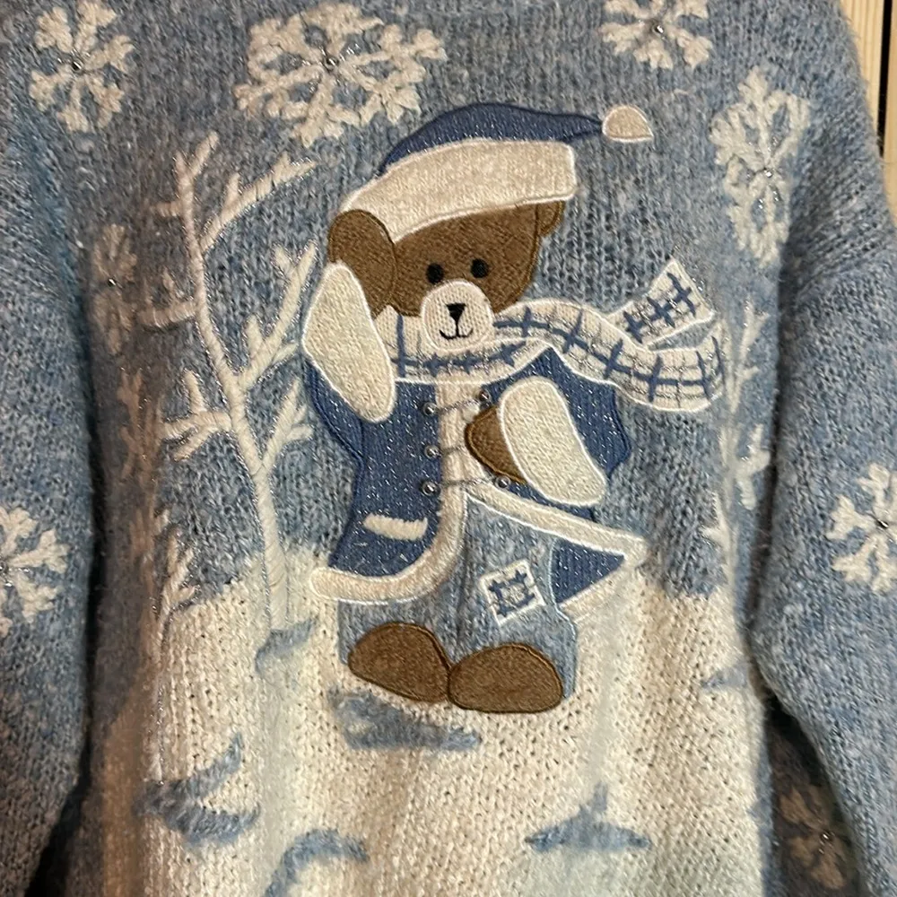 Mandal Bay Vintage 1990s Y2K Blue Winter Scene Bear Snowflakes Sweater Medium? - Image 2