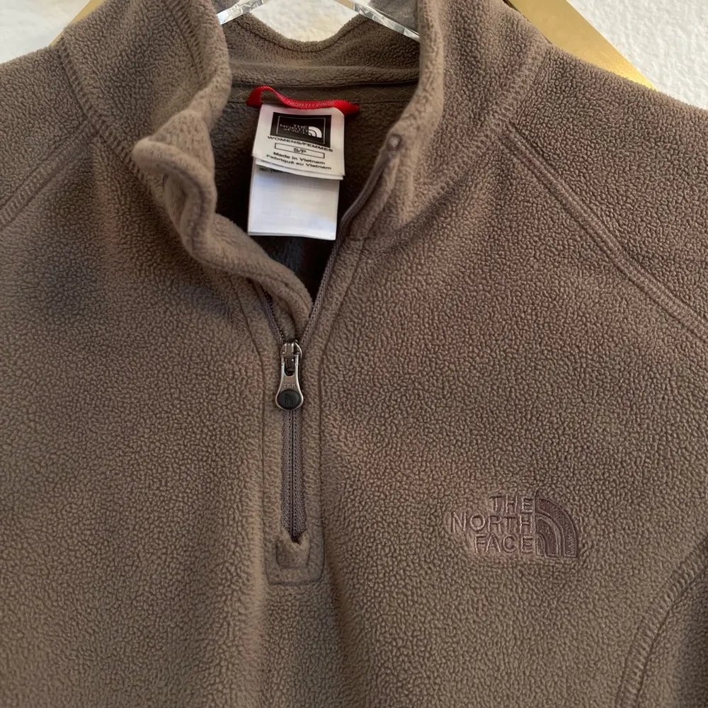 The North Face Women's TKA 100 Microvelour
Glacier 1/4 Zip Sweater Small Taupe - Image 5