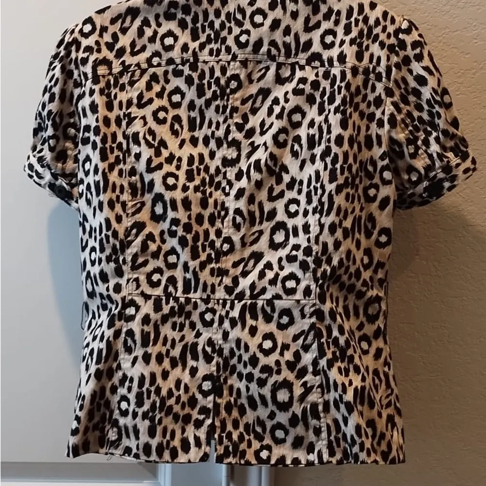 Sharagano Studio Women Leopard Print Short Sleeve Blouse  Size M - Image 5