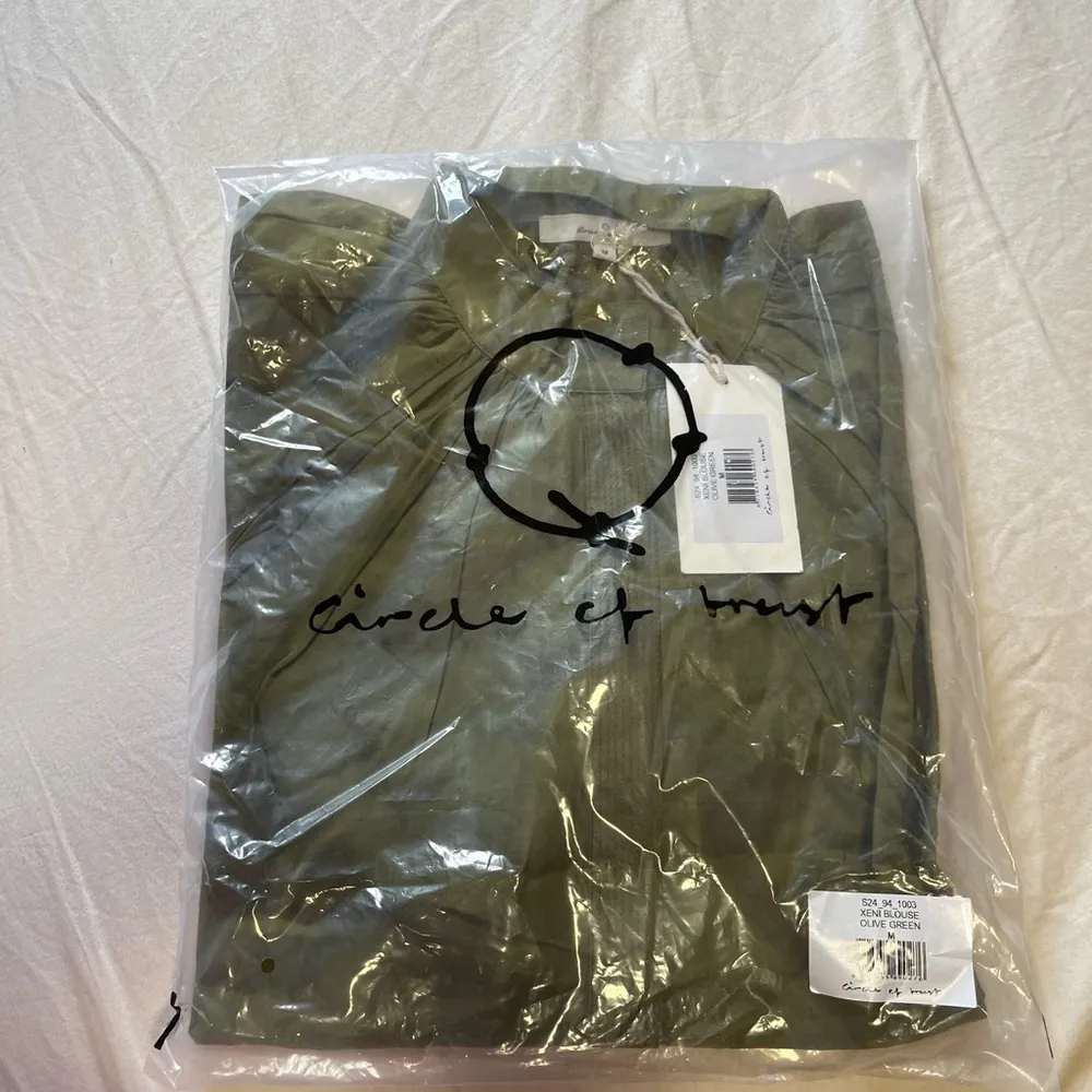 XENI BLOUSE OLIVE GREEN Size M - Image 3