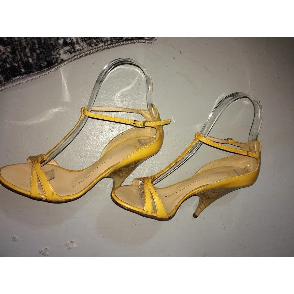 Giuseppe Zanotti Authenticated T-Strap Mustard Yellow Patent Sandals W 5 (35) - Image 2