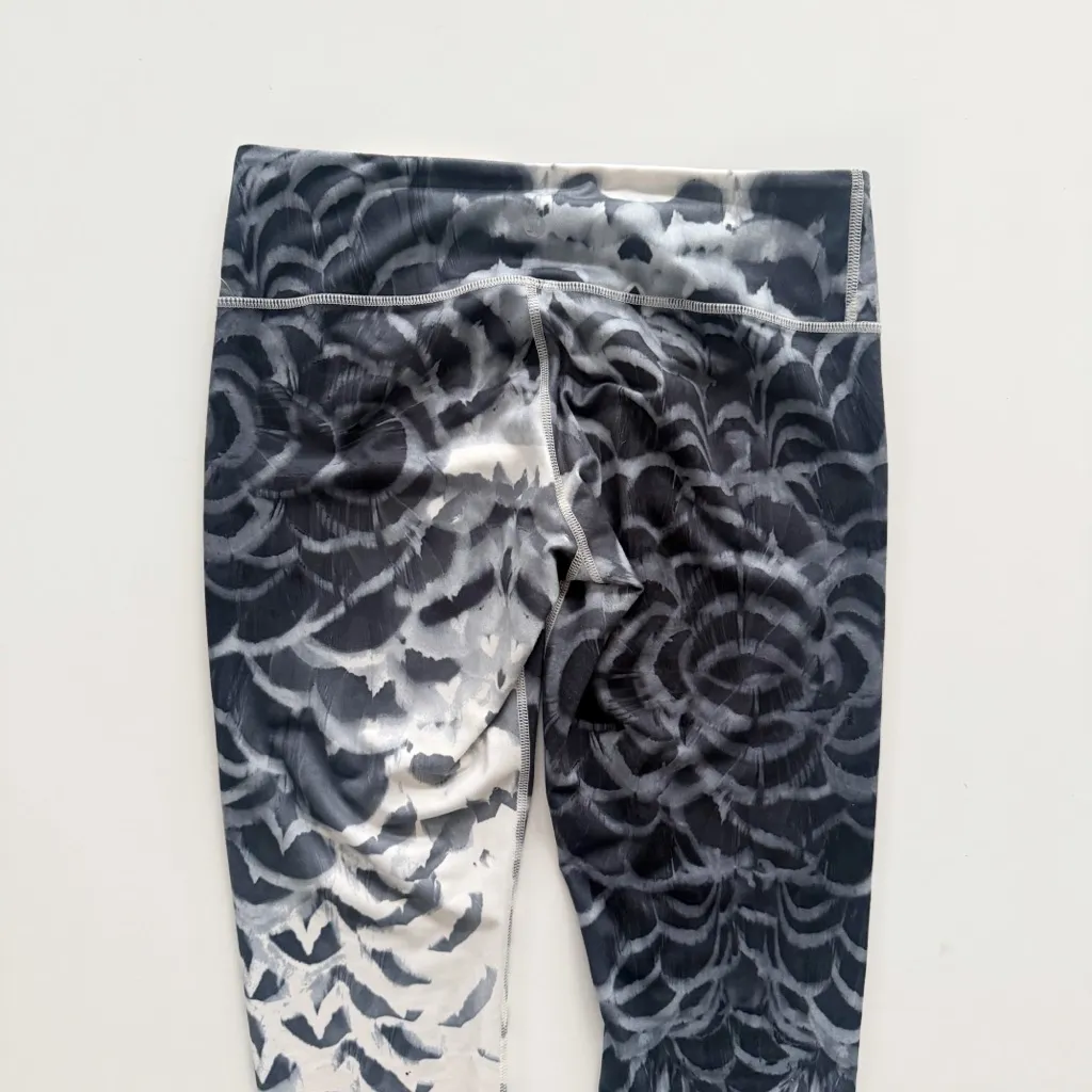 lululemon Wunder Under Crop in the "Pretty Plume Angel Wing Black" size 10 - Image 6