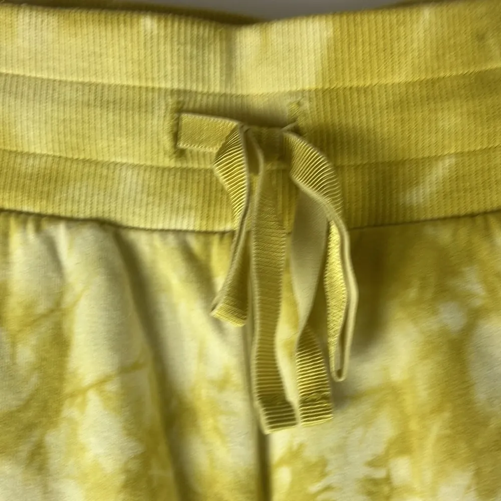 All in motion yellow and cream Tye Dye shorts woman’s extra small - Image 2