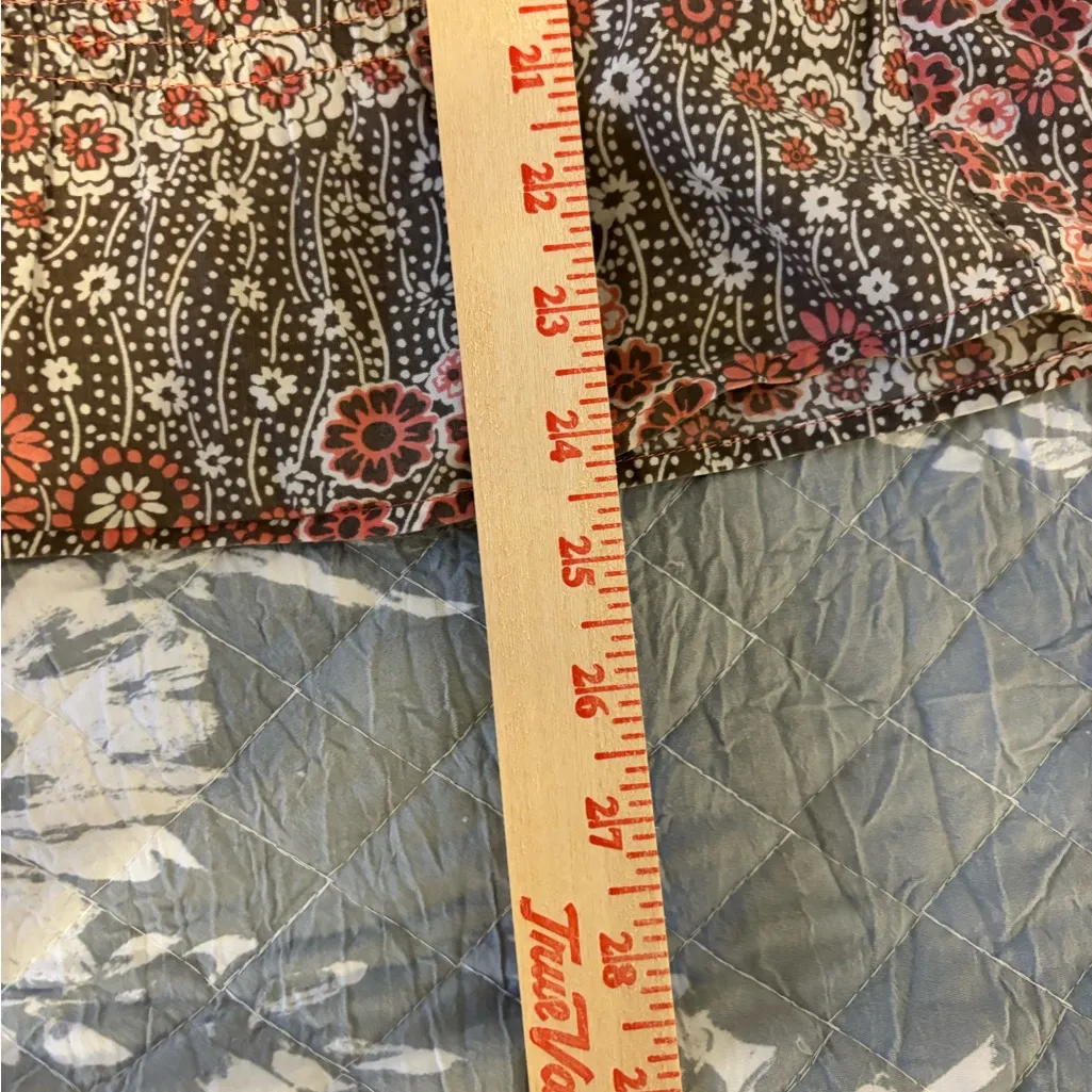 Izod Floral Blouse with Red and Gray Accents - Image 5