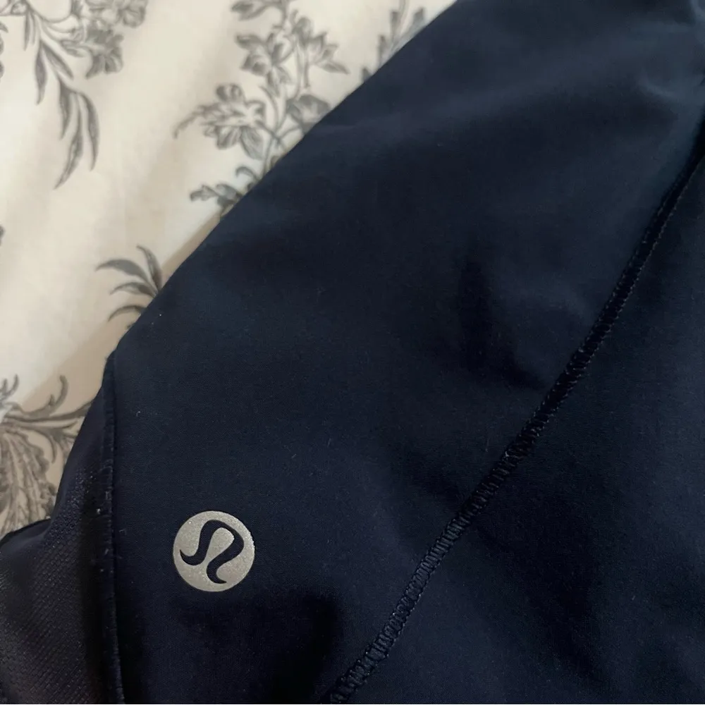 high rise hotty hot shorts 2.5” true navy size 8 - Image 4