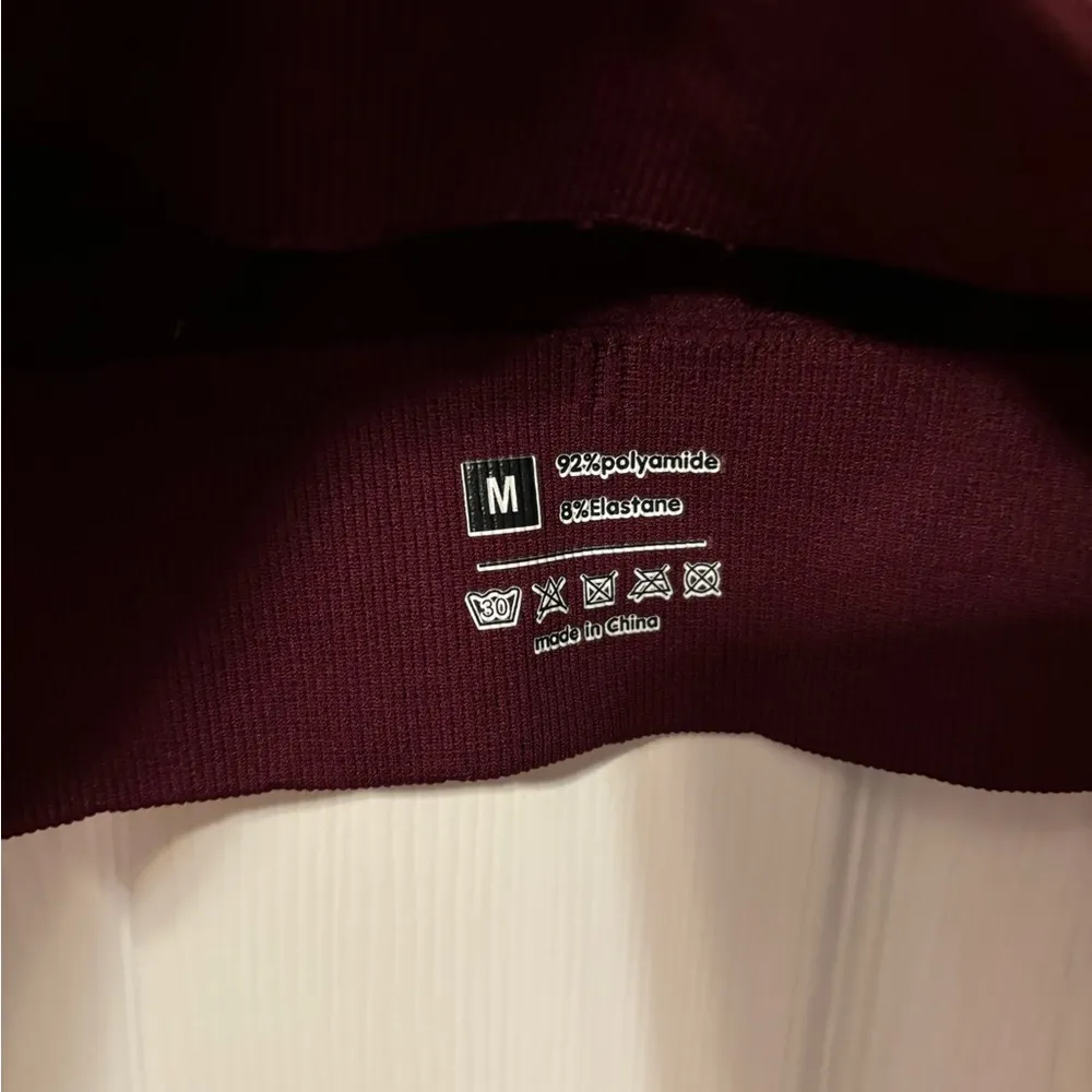 Amazon Women’s Longsleeve Seamless Crop Top size medium - Image 3