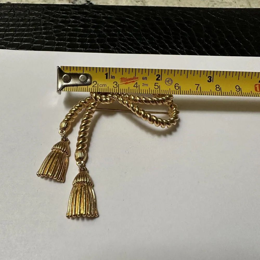Avon Gold Tone Knotted Rope Brooch Pin Solid Dangling Tassels NWOT - Image 2