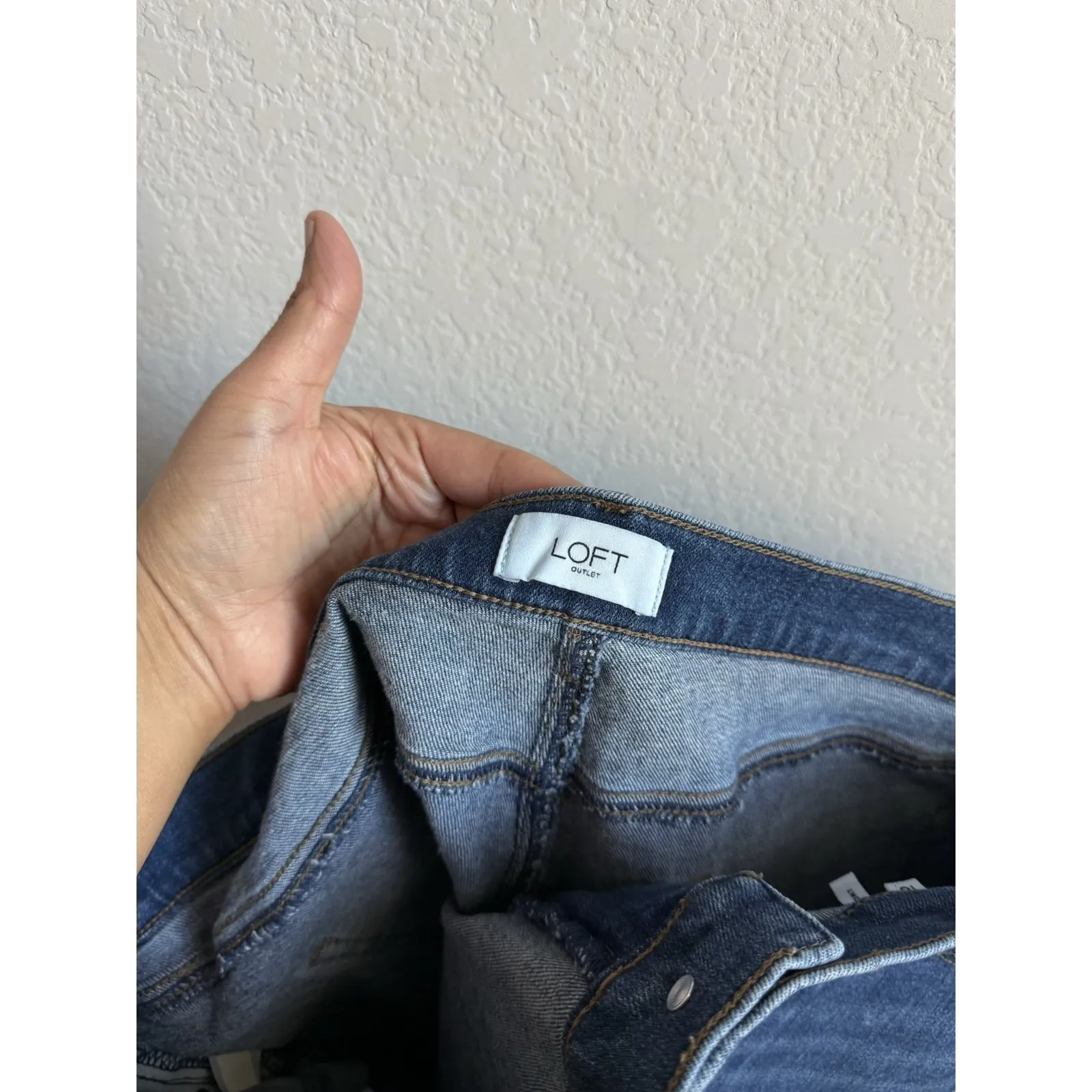 Loft Women's Raw Hem Mid Wash Denim Jeans Shorts 4" Inseam Size 18 Casual - Image 6