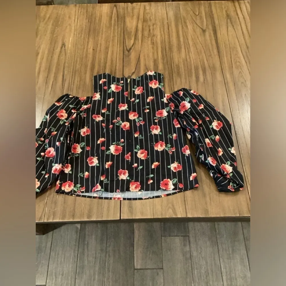 OLM black White Red Floral Cold Shoulder Cotton Blouse ShiRT Puff Sleeve Large - Image 11