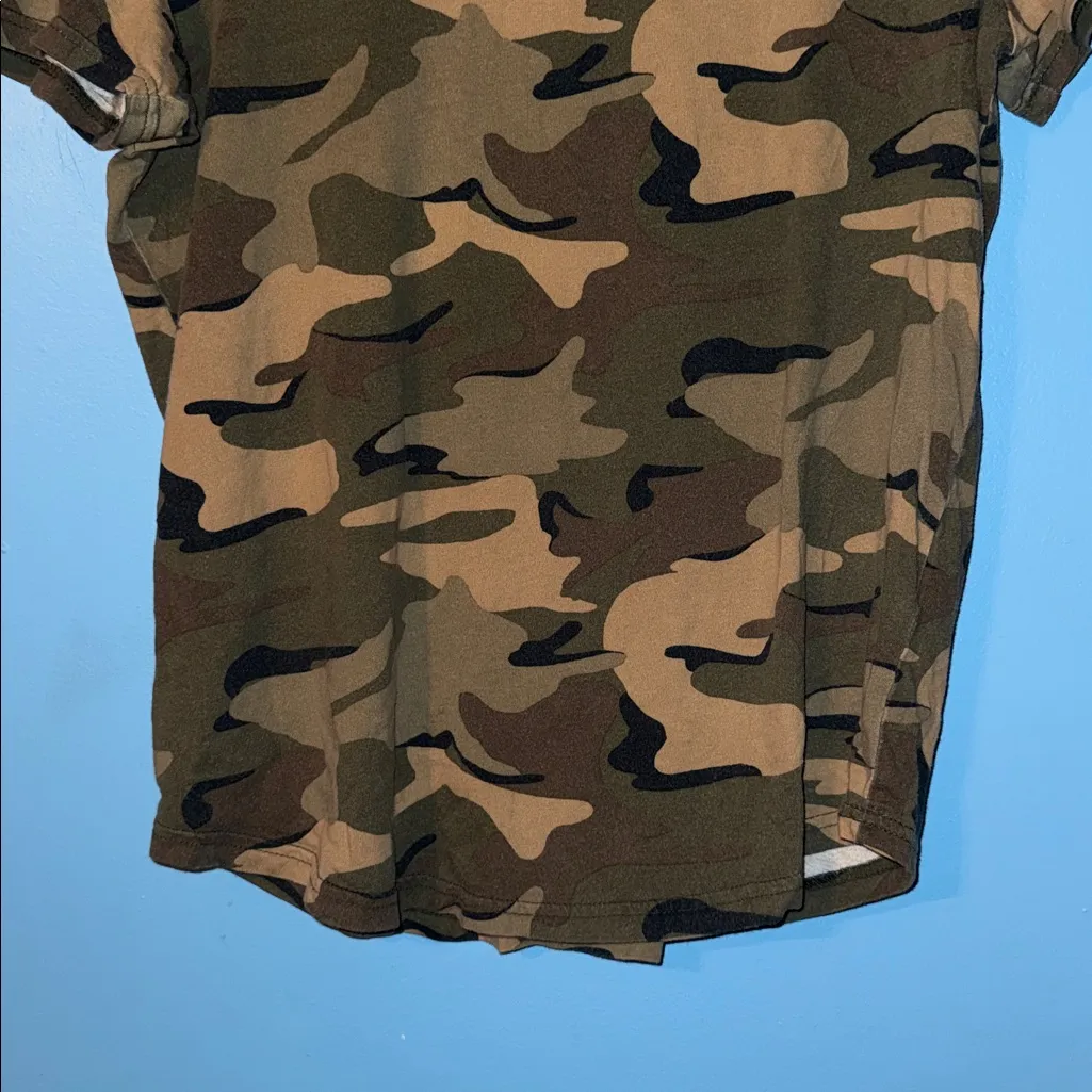Hollister Men's Green Camouflage Tee - Image 3