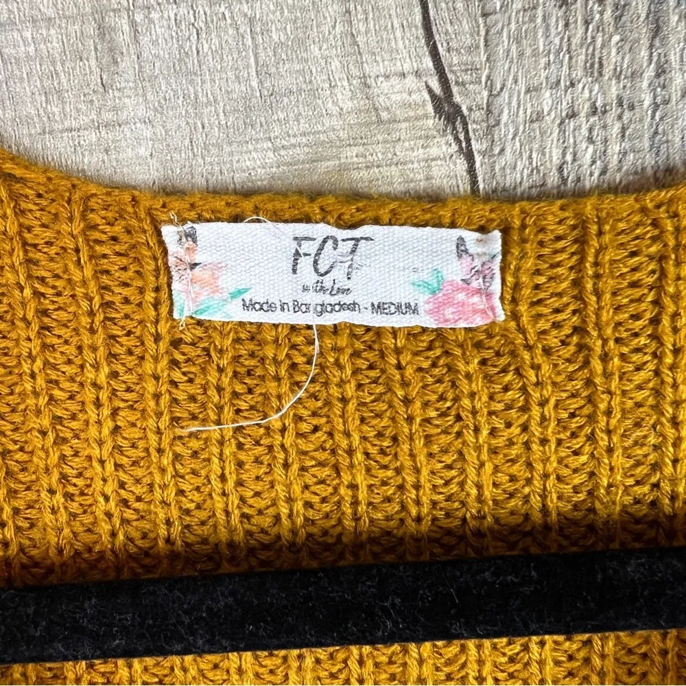 FCT with Love Medium Twisted Front V - Image 6