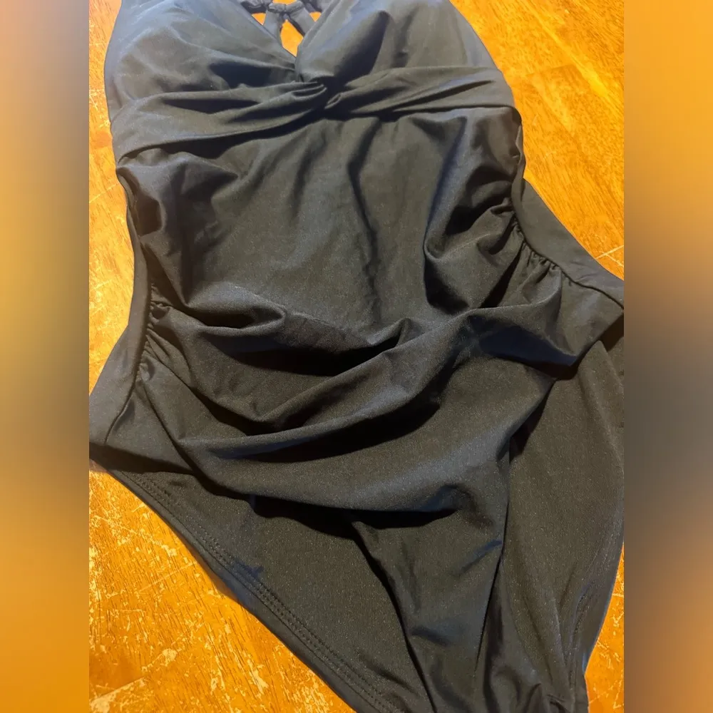 NEW Calvin Klein Women's V-neck Twist Front Tummy Control One Piece Swimsuit - Image 2