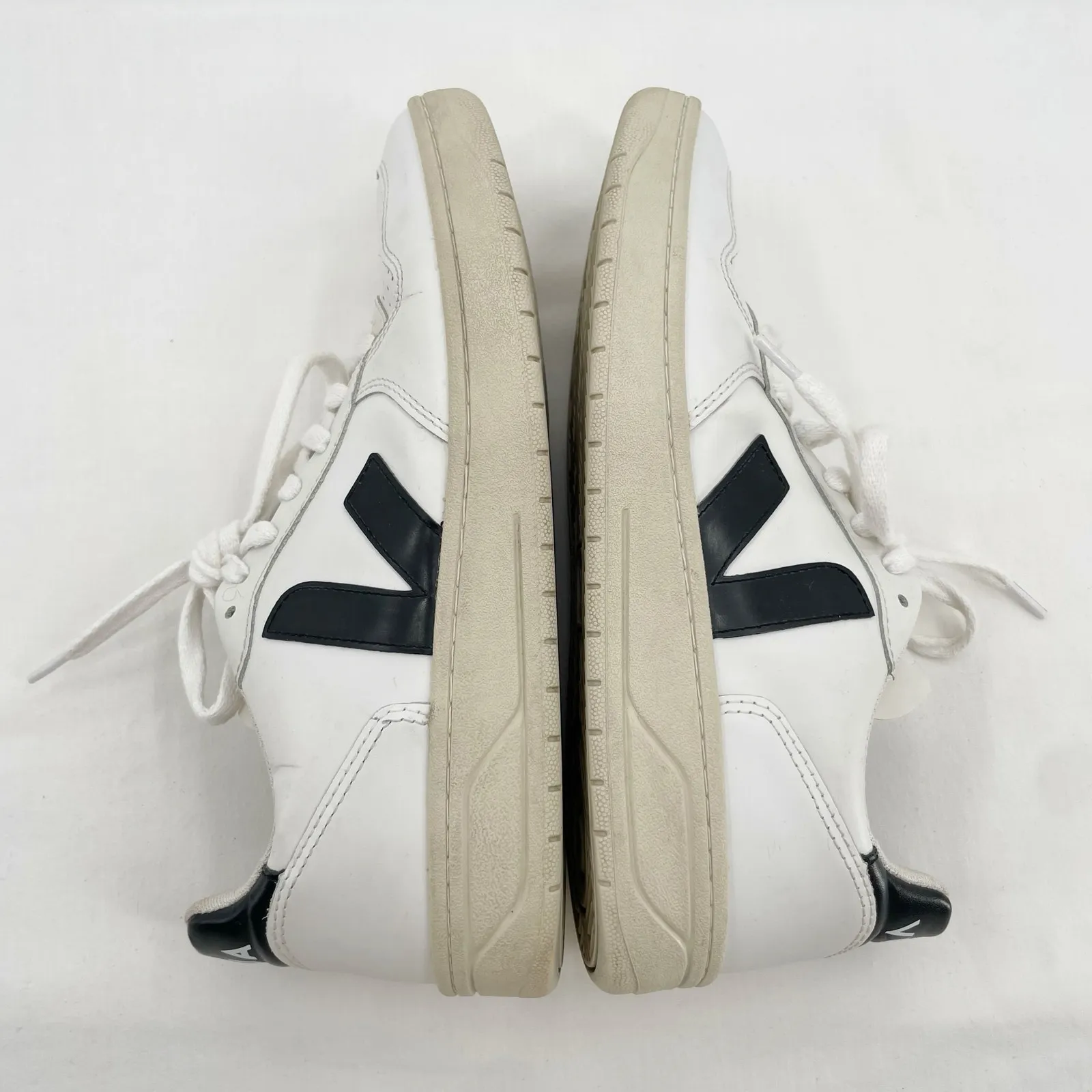 Veja V-10 Leather Sneakers White Black Casual Lifestyle Shoe Size US 8 | EU 39 - Image 3