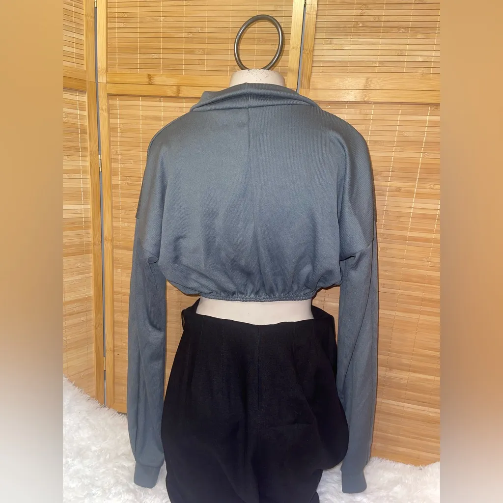 PrettyLittleThing cropped quarter-zip long sleeve top shirt woman’s Small EUC - Image 2