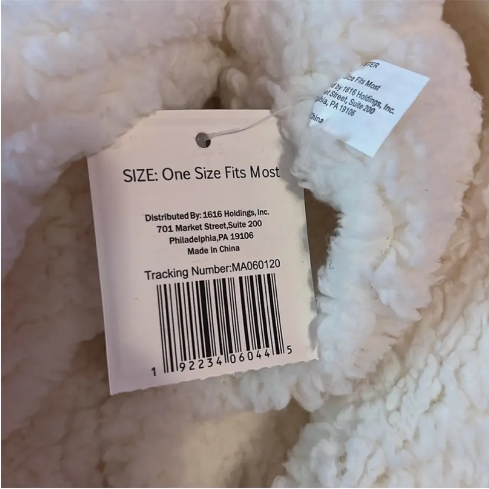 Cozy White Faux Fur Scarf - Image 2