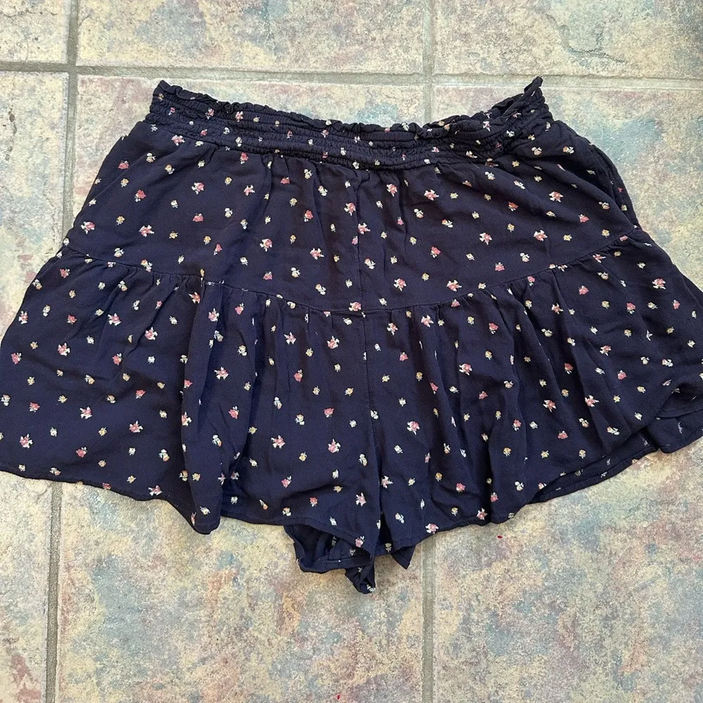 american eagle large floral light weight shorts with pockets - Image 2