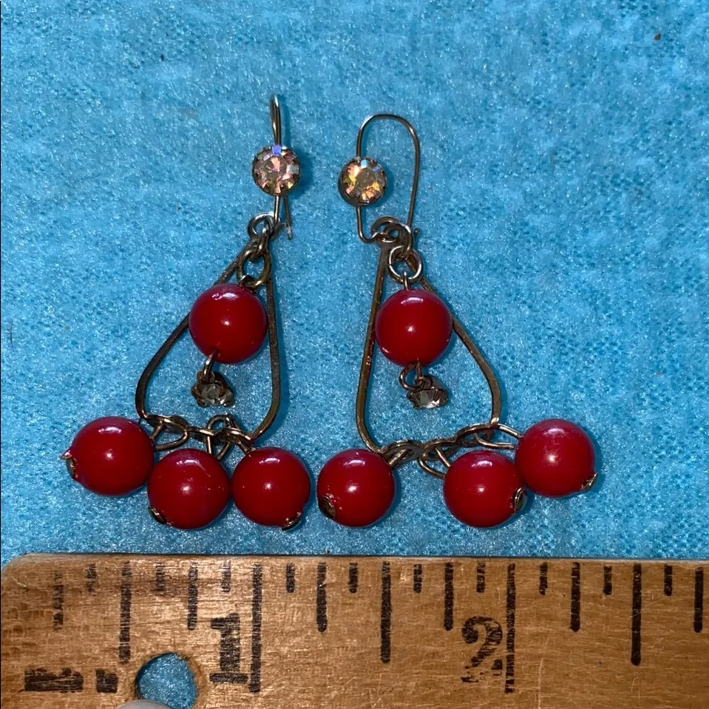 VINTAGE 1960’s red beads rhinestones gold tone pierced dangling earrings retro - Image 5