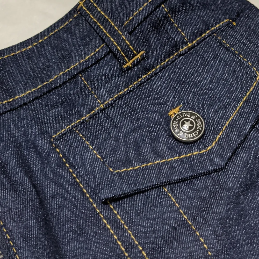 Cinq a Sept Etta Denim Zip Shorts in size 6 - Image 3