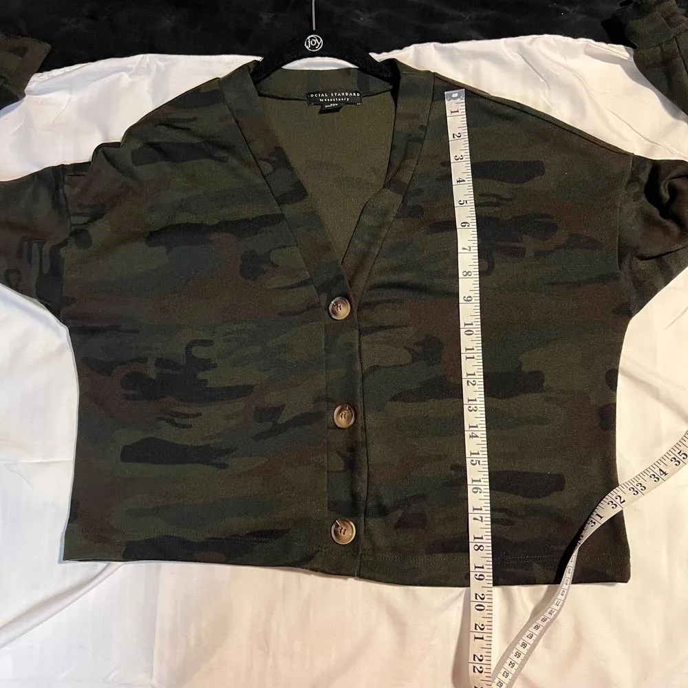 Trendy Cropped Camo Print Cardigan with Button Front - Military Style Sweater-SM - Image 4