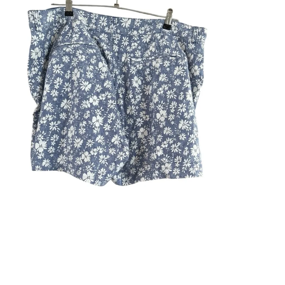 Old Navy Floral Blue and White Bermuda Relaxed Fit - Image 4