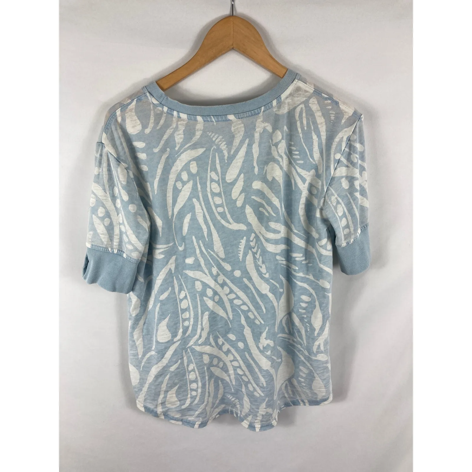 Jane and Delancey Blue White Pattern Short Sleeve Top Size Medium - Image 4