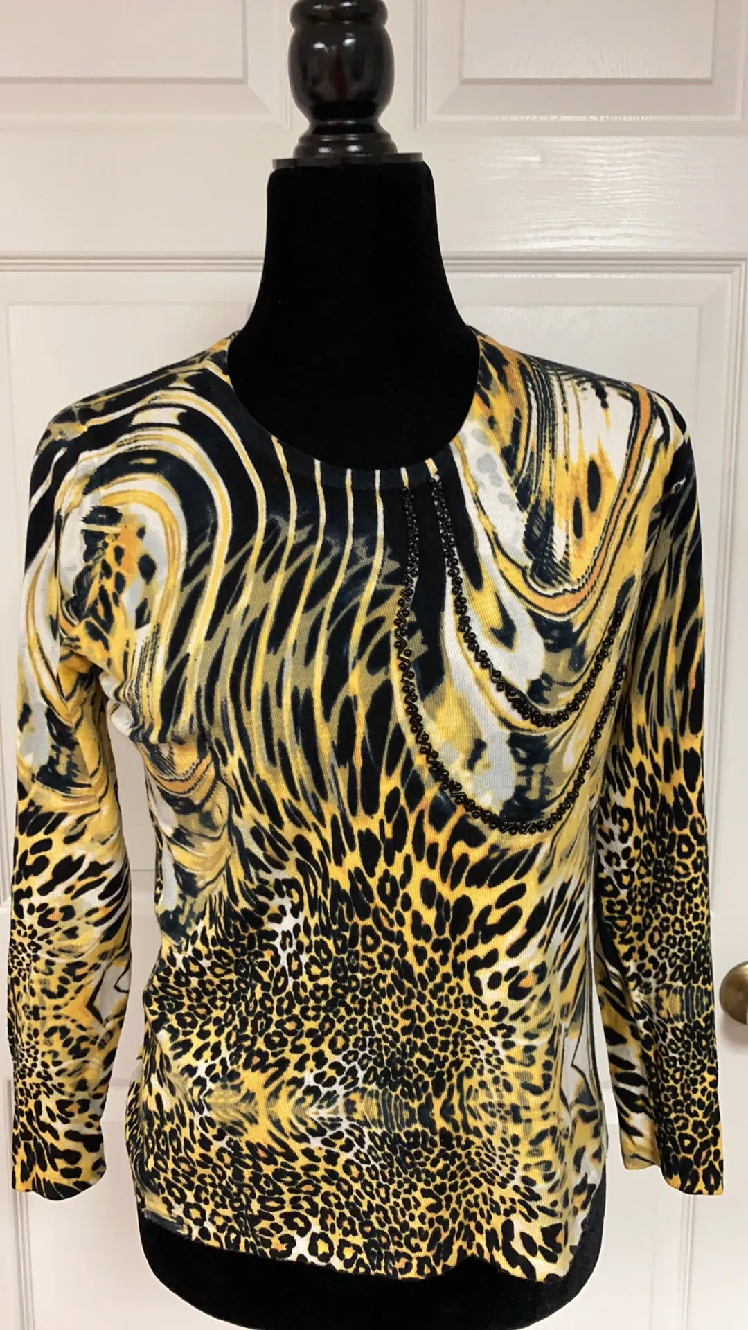 gold/Blk animal pattern longsleeves beaded sweater. Size small - Image 4