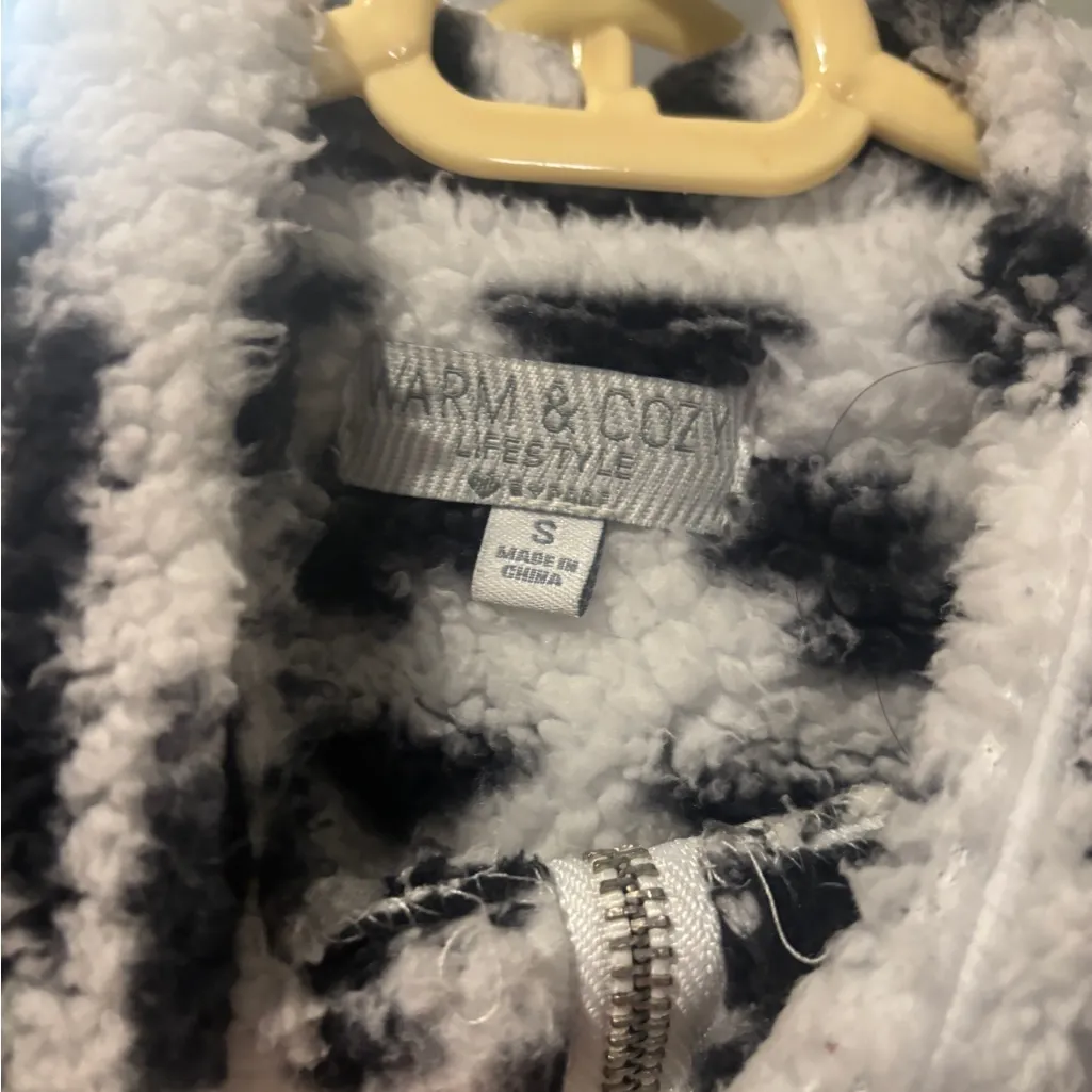 Cozy Black and White Patterned Sweater - Image 2