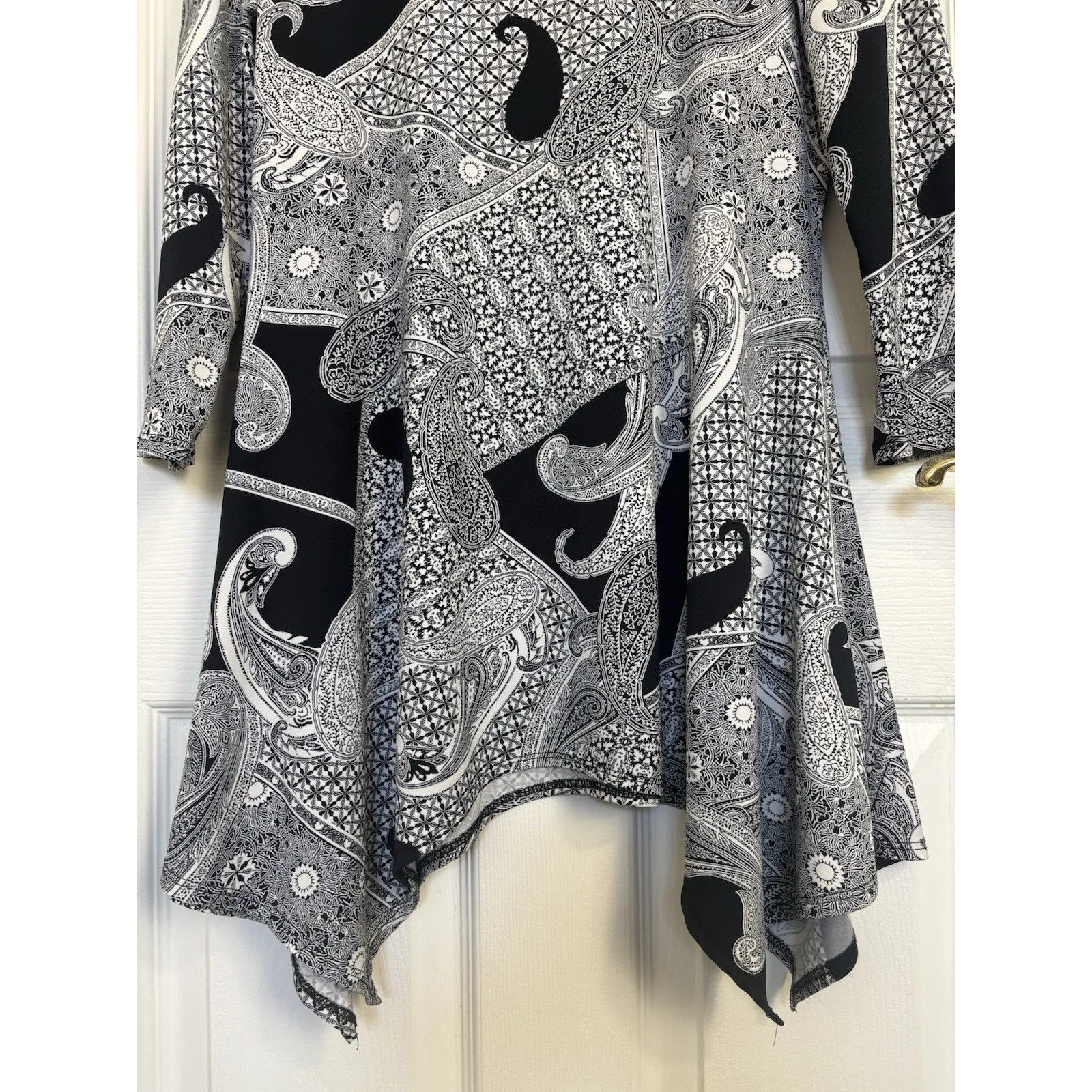 Sunny Leigh Paisley Print Black White Tunic Top Size Medium Asymmetrical Stretch - Image 5