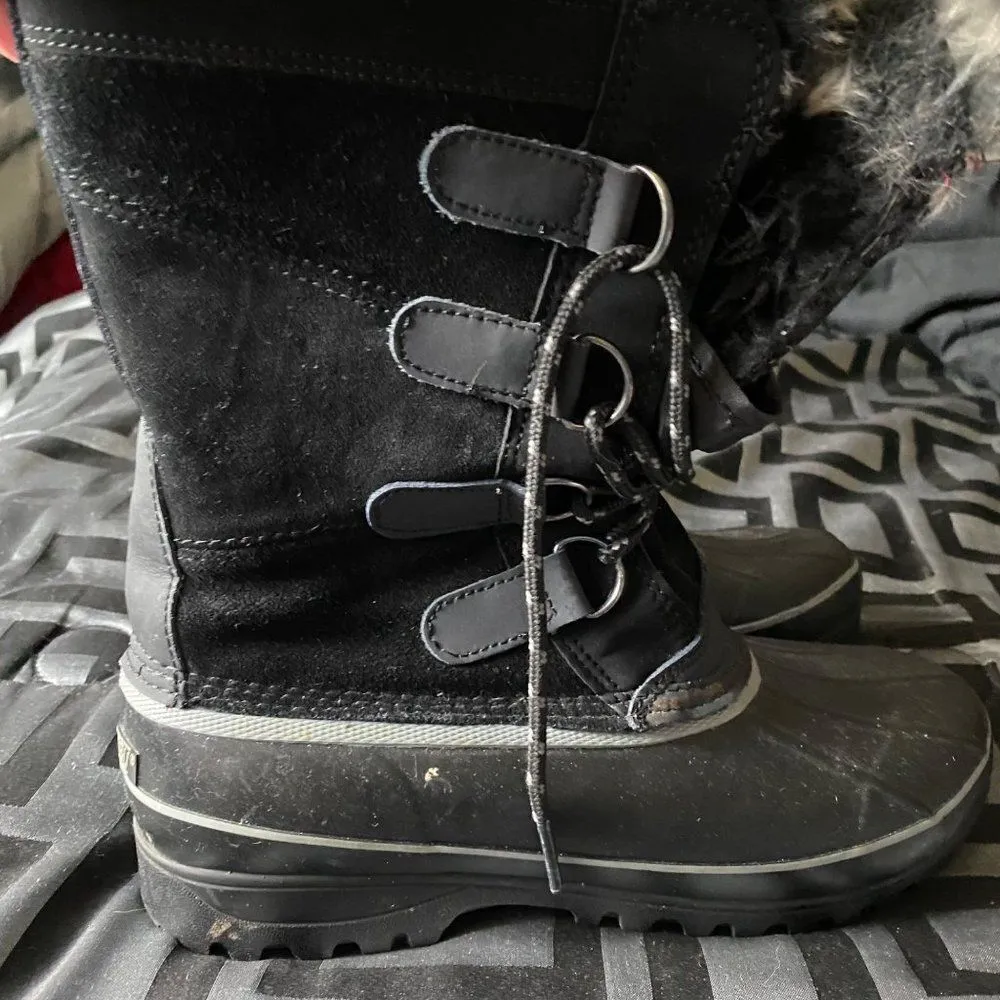 KHOMBU Black boot with faux fur to keep you feet warm for those cold days - Image 5