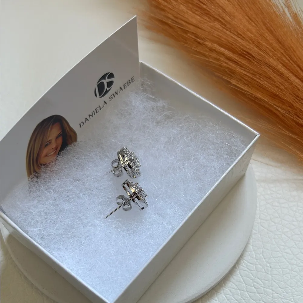 New Daniela Swaebe Crystal Stud Earrings – Elegant Circle Design Silver - Image 3
