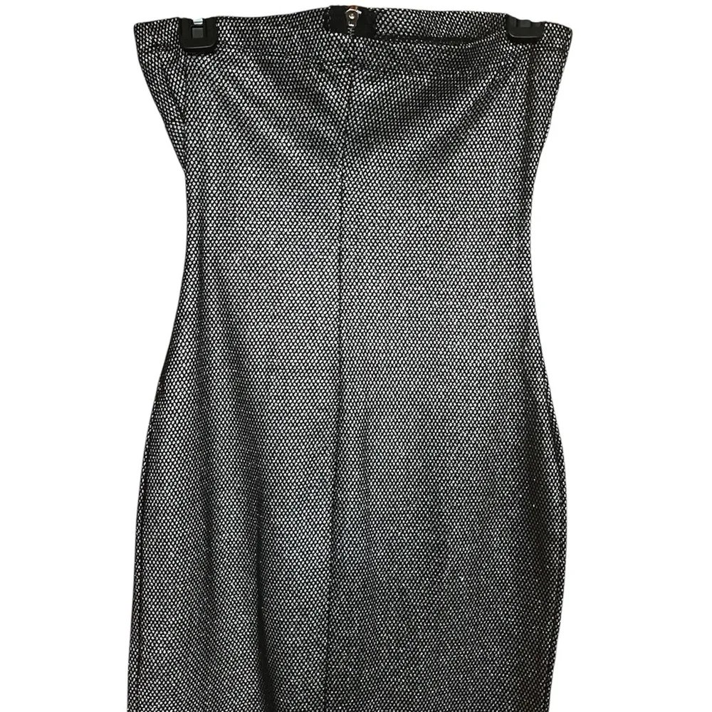 Black and White Zip - Image 4