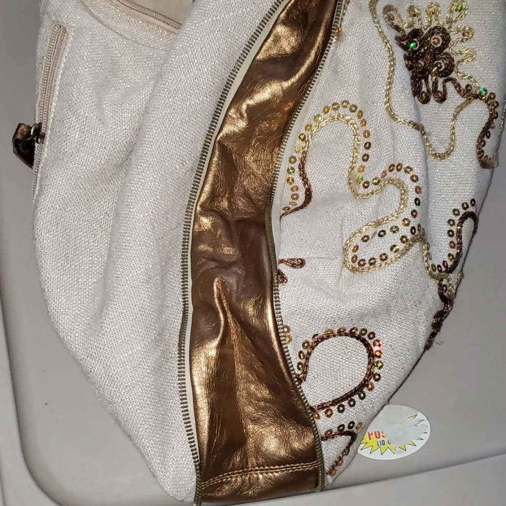 Purse. (B) Gold - Image 6