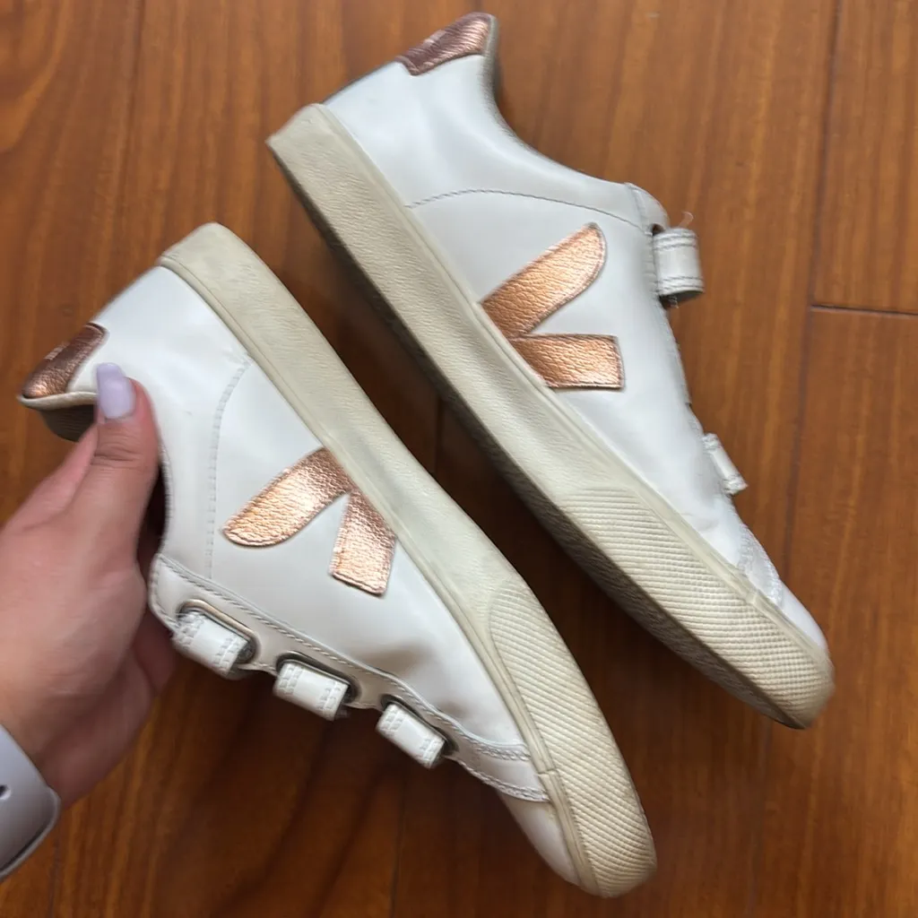 VejaM 3-Lock Esplar Low Sneakers in White and Gold Madewell Exclusive - Image 8