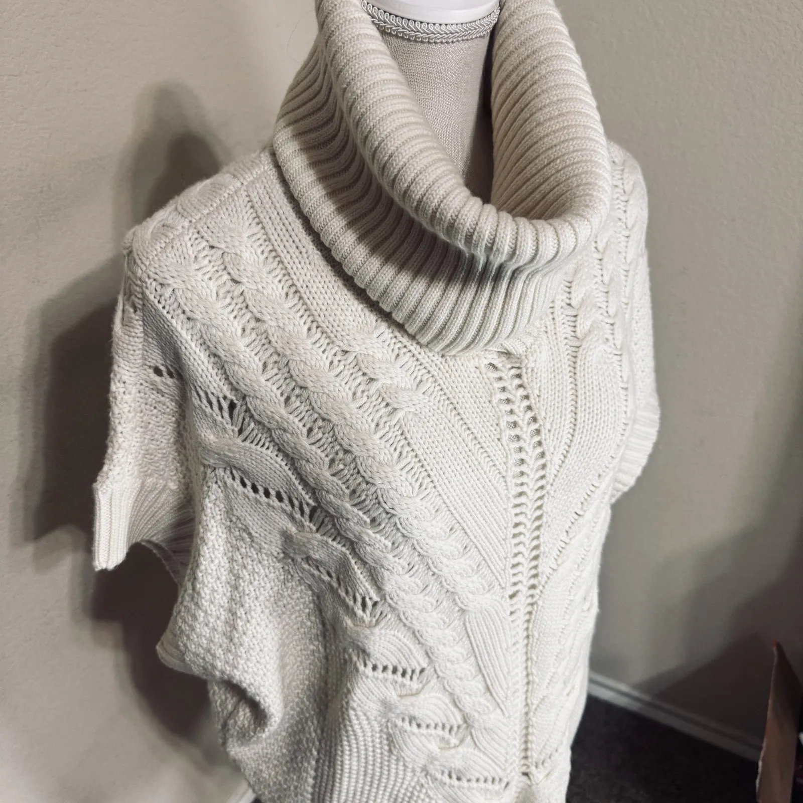 Trina Turk 100% merino wool Cream cowl neck boxy sweater Sz L cable knit - Image 2