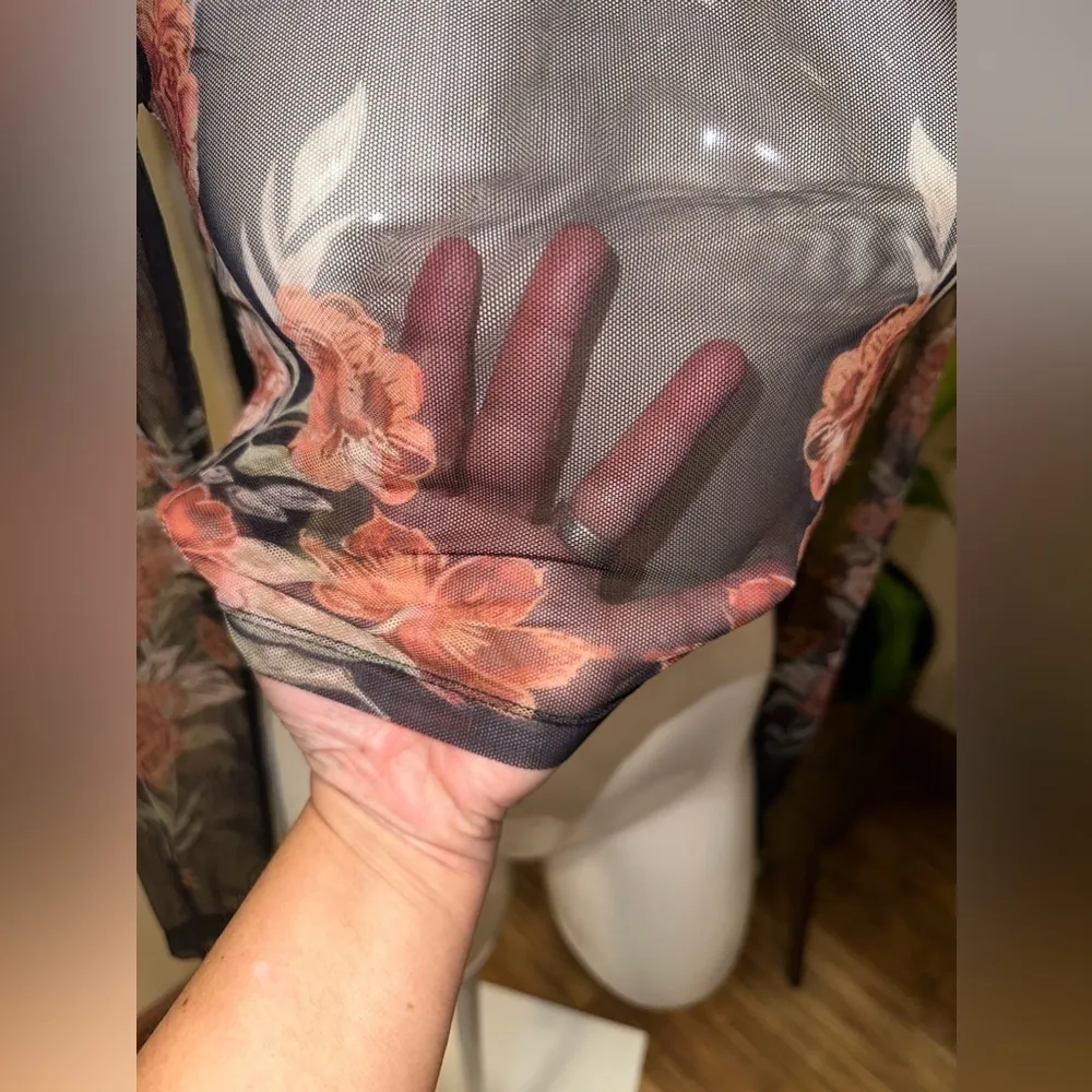 NWT Minkpink Wallflower Mesh Crop Top BLACK AND PEACH FLOWERS SZ M - Image 3