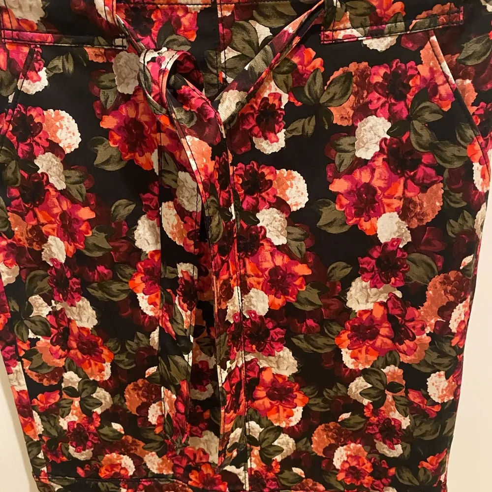 NEW WITH OUT TAG BANANA REPUBLIC FLORAL SKIRT SIZE 0-2. - Image 5