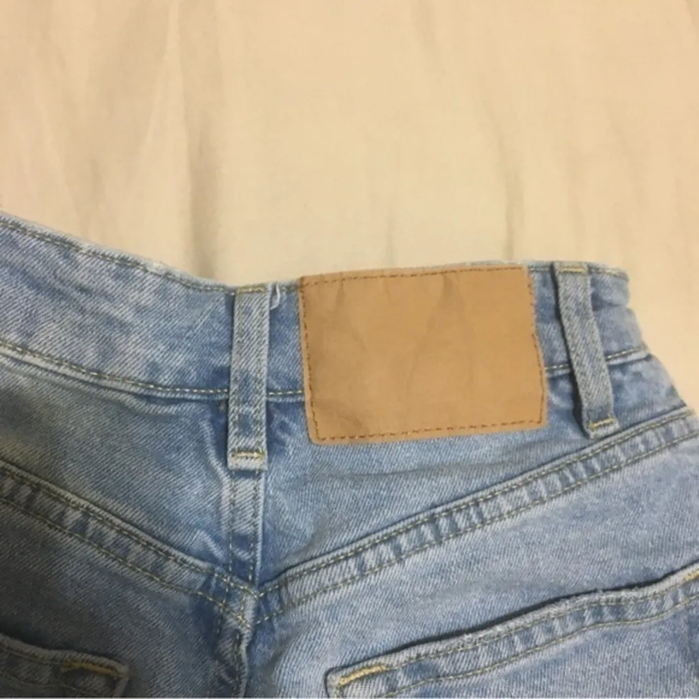 Woman’s size 0 H & M Divided denim cutoff jean shorts - Image 9