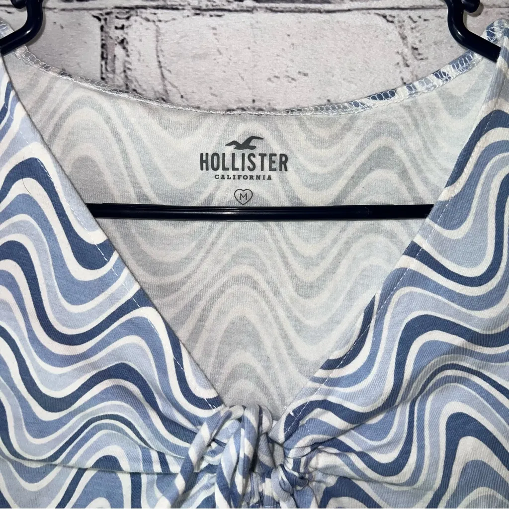 Hollister Cropped‎ Short Sleeve Key Hole Tee Size Medium - Image 4