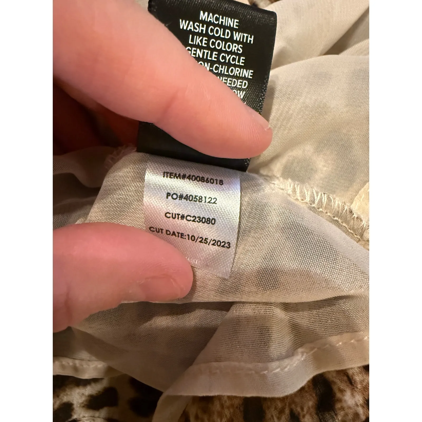 Torrid NWT Lip Print V-Neck Tee Shirt Women's 2X Black Casual Graphic Top - Image 5