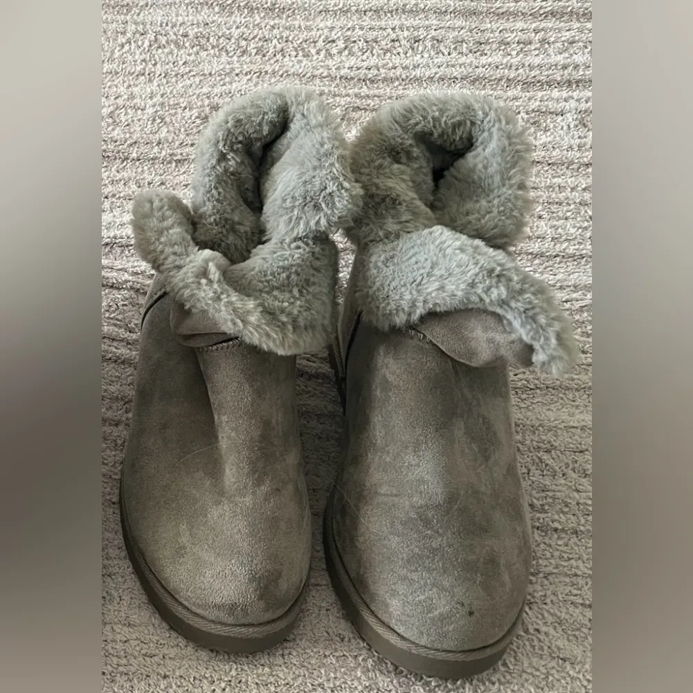 Cushionaire Cozy Women's Boots in Black, Brown, and Gray size 8 - Image 4