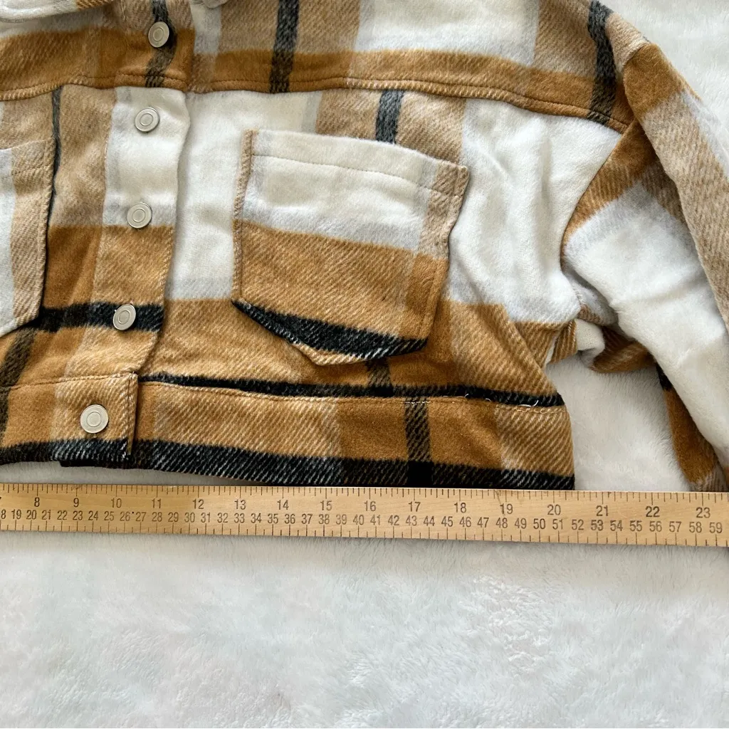Timing  Plaid flannel crop jacket in Brown and White
Size small - Image 5