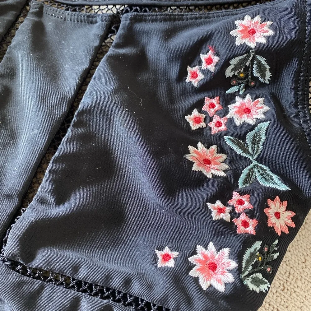 Topshop Floral Frill Embroidered One-Piece
Swimsuit Sz 2 - Image 6