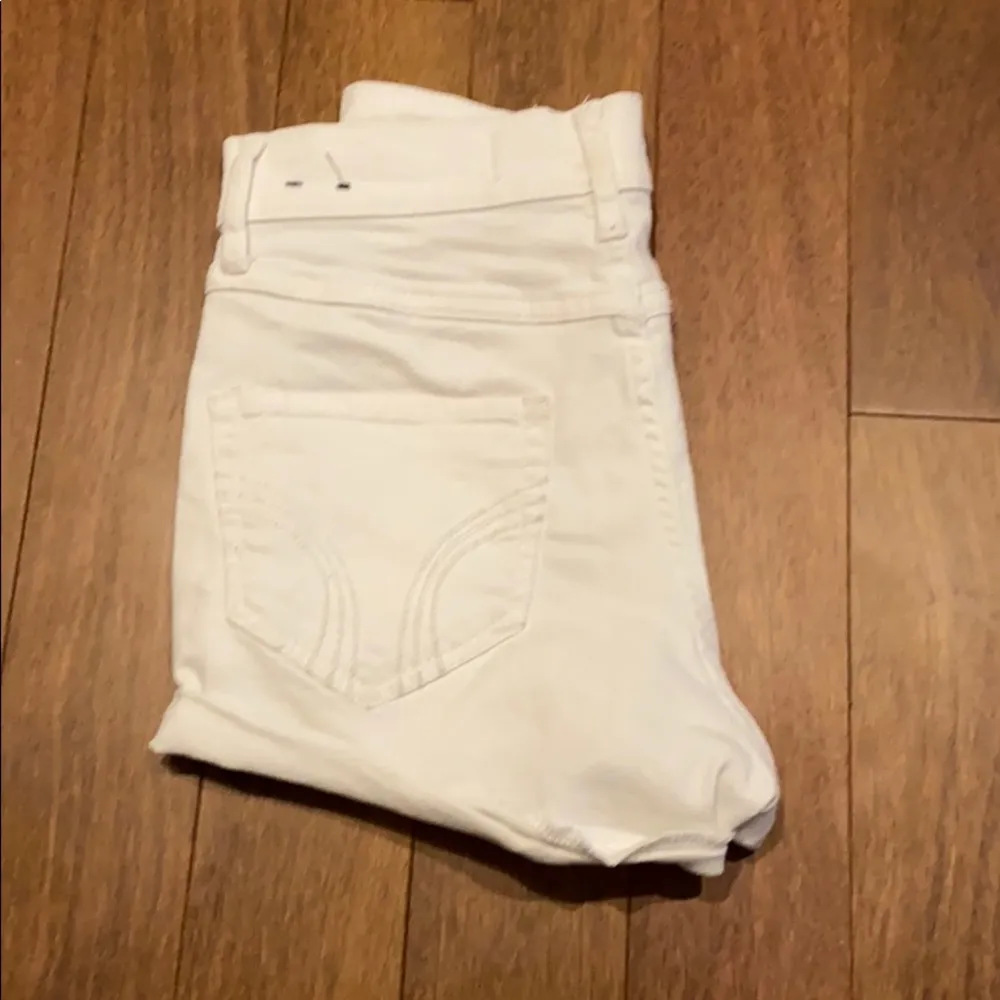 white high rise Hollister shorts - Image 3