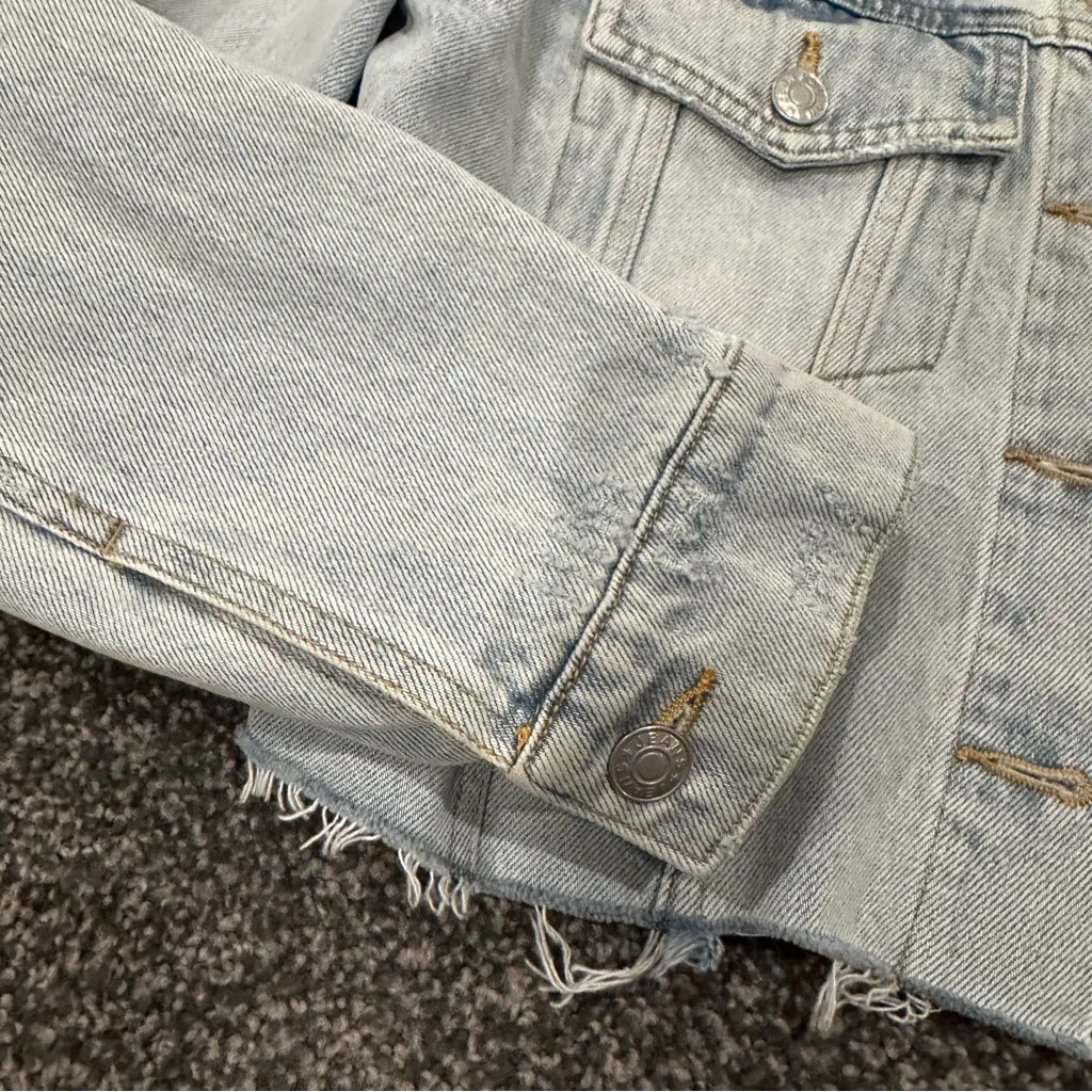 Light Wash Cropped Denim Jacket with Raw Hem - Image 4