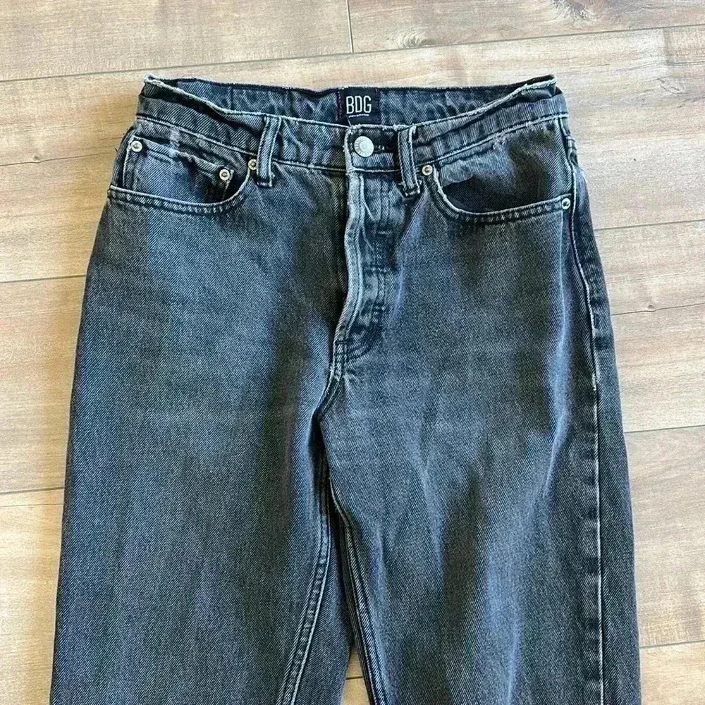 Urban Outfitters BDG Relaxed Straight Mid Rise Black Wash Jeans Sz 26 - Image 2
