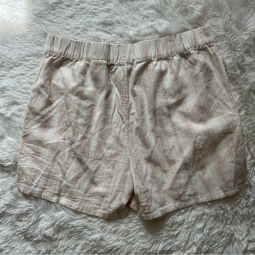 Divided H&M Women's Cream Shorts Size Medium - Image 5