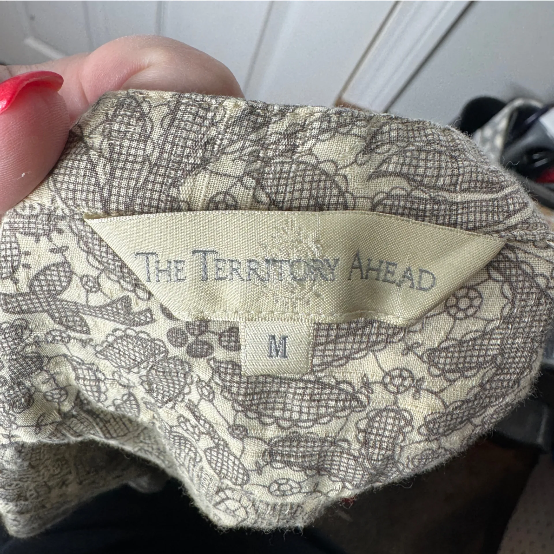 THE TERRITORY‎ AHEAD Woman’s Floral Button Front Blouse Cotton Size Medium - Image 3