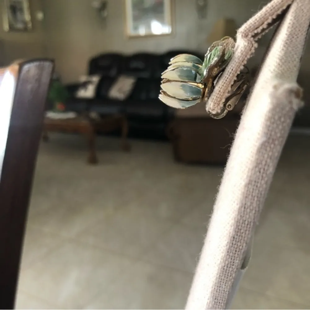 Vintage 3D Flower Design ClipOn Earrings - Image 3